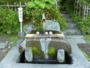 夫婦木神社の参拝者の身を清める手水鉢と御神水