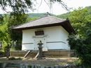 加藤光泰と縁がある法泉寺境内に設けられた土蔵造りの経蔵