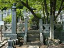 平岩親重と縁がある法泉寺境内に設けられた武田勝頼の墓碑