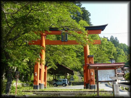 金桜神社境内正面に設けられた朱色の歴史が感じられる木製鳥居