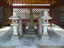 入明寺境内に建立されている武田信親の墓碑と石燈籠