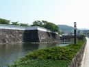 甲府城内堀とそれに面する石垣と土塀