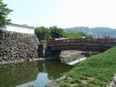 甲府城遊亀橋を側面から写した写真