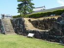 甲府城稲荷曲輪の石垣越に見える稲荷櫓の屋根の画像
