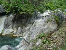 昇仙峡の大岩の間を流れる清流の様子