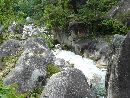 昇仙峡の荒川の川沿いだけが摩耗して丸っこい岩が目立つ様子