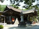 武田神社石燈籠越に見える拝殿と向拝