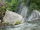 仙娥滝に落ち込む荒川の清流と風景