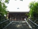 塩沢寺の石段先にある歴史が感じられる地蔵堂