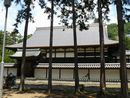 長禅寺の境内の木々の隙間から見える本堂の正面の画像