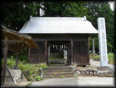 金井加里神社境内正面に設けられた石造社号標と随身門、参拝者の身を清める手水舎