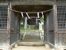 金井加里神社随身門から見た歴史が感じられる境内の様子