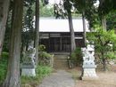 金井加里神社参道から見た石造狛犬と苔むした石垣と石段