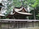 金井加里神社の歴史を刻んできた堂々たる本殿とそれを囲う木製透塀