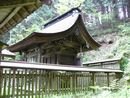神部神社の歴史を伝える古式豊かな本殿とそれを囲う木製透塀