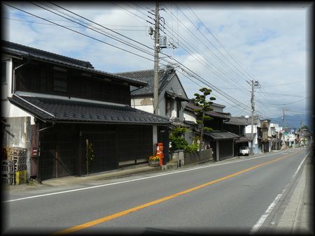 勝沼宿の街道沿いに位置する町屋建築を撮影した画像