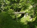 勝沼氏館空堀に架かる木製橋の遠景画像