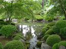 恵林寺のよく手入れされている庭園と池
