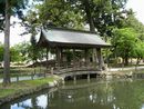 向嶽寺庭園の池に架けられた格式が感じられる釣り橋