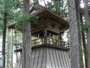 熊野神社の境内に設けられた長い歴史と時を刻んできた鐘楼