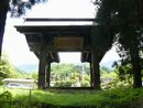 雲峰寺境内から少し離れた総門を写した写真