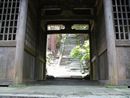 雲峰寺山門から見た長い歴史が感じられる参道の様子