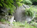 栖雲寺庭園霊石泉が刻まれている巨石を撮った画像