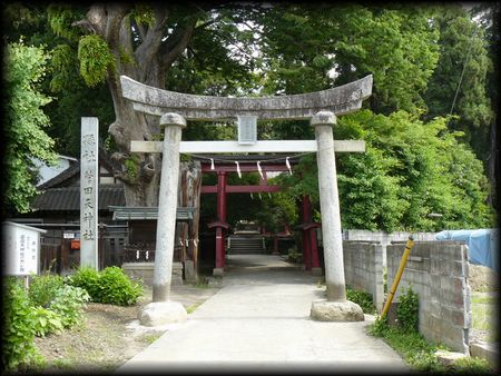 菅田天神社の石造鳥居と石造社号標を撮影した画像