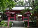 菅田天神社の随身門（神社山門）と木製燈篭を撮った画像
