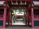 菅田天神社の随身門から見た歴史が感じられる境内