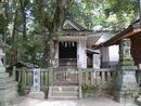 菅田天神社の境内社である新羅宮の社殿と石造玉垣と石造狛犬