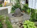 菅田天神社にある力石、昔は住民や信者が力を競い合った
