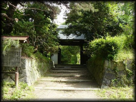 於曽屋敷石垣と城門を思わせる門を撮影した画像