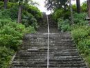 妙法寺境内に誘う急勾配で歴史の重みが感じられる参道の石段