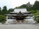 妙法寺の新しい本堂と石燈籠