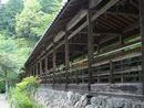 妙法寺の境内に建立されている長い回廊と石垣