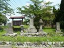 古長禅寺のビャクシン近くにある石碑、石仏、石燈籠