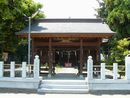 江原浅間神社の聖域を示す随身門と石造玉垣