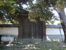法善寺の庭園に直接入れる勅使門（あかずの門）