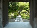古長禅寺山門から見た良く管理された境内の様子を写した写真