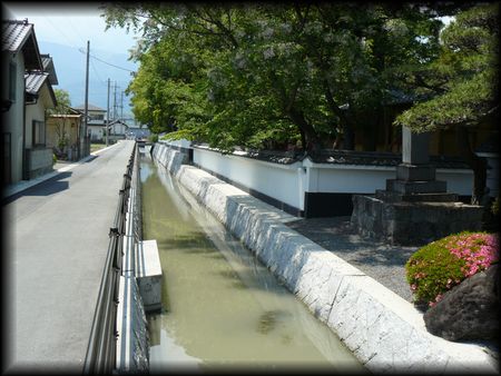 加賀美遠光公館跡の前に設けられた水堀の跡と思われる水路