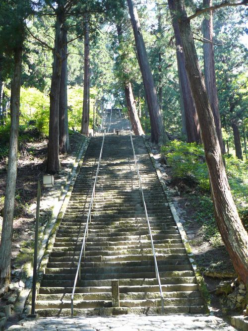 見どころが多い身延山久遠寺の参道の階段
