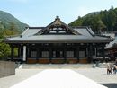 久遠寺の信仰の中心的な存在である本堂