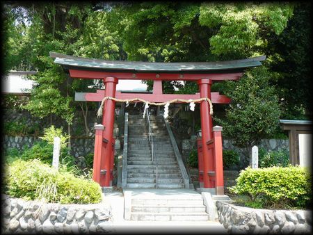 内船八幡神社境内正面に設けられた朱色の木製鳥居