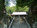 内船八幡神社境内に誘う歴史が感じられる石段と石垣