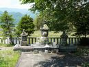 武田信義と縁がある願成寺境内に建立されている信義の墓と伝わる五輪塔