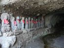 韮崎窟観音の洞窟に安置されている石仏群