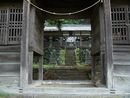 穂見神社随身門から見た歴史が感じられる苔生した石段