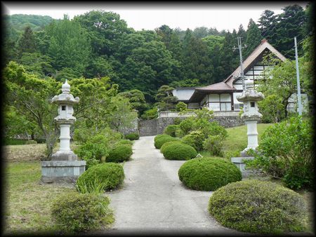 宗泉院の綺麗に刈り込まれた植栽と参道、石燈籠を撮った画像
