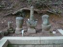 宗泉院の境内に設けられた円井氏歴代の墓碑を写した写真